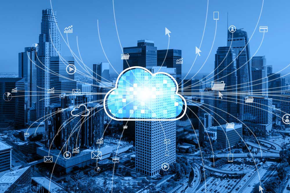 Cloud digitale collegato a una città e a icone di file e messaggi