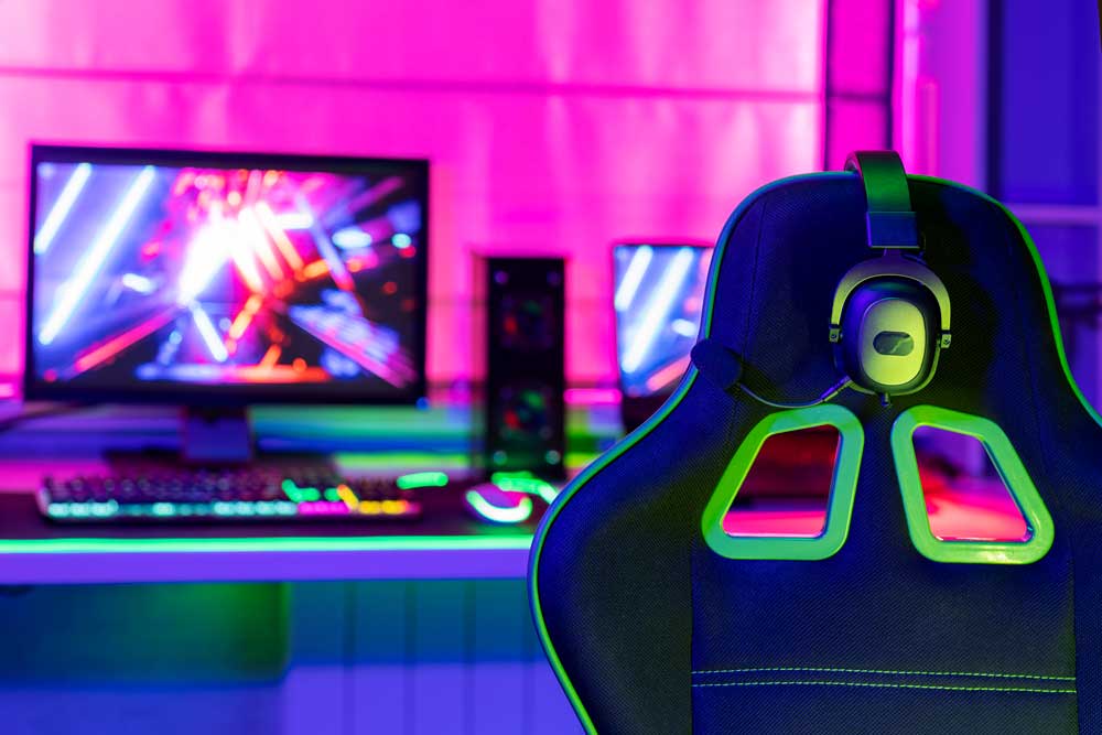 Postazione gaming con monitor, PC e sedia da gioco