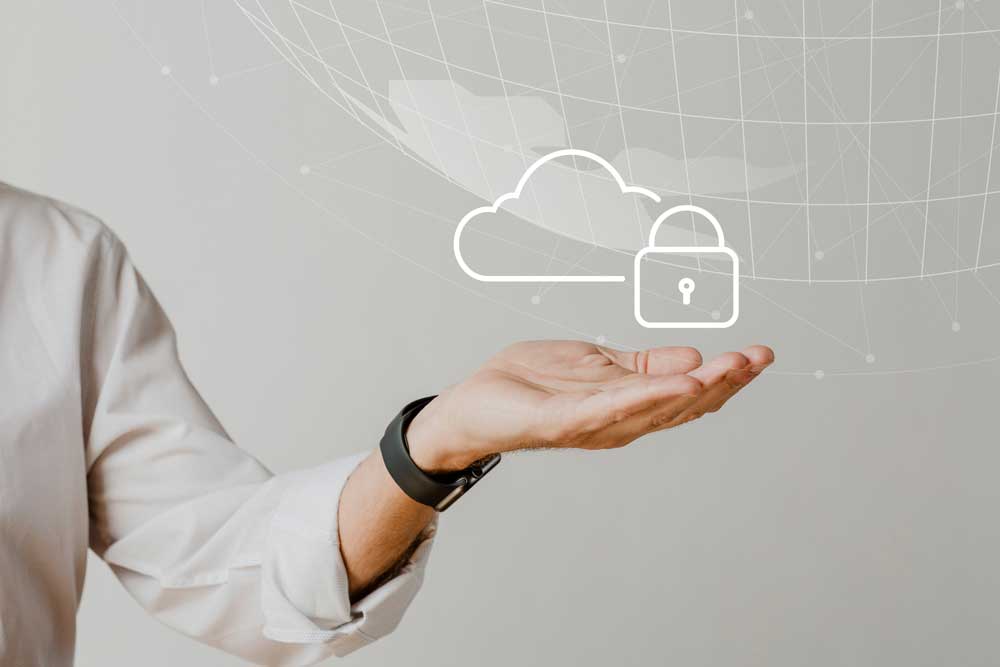 Mano aperta sotto l’icona di un cloud protetto da un lucchetto