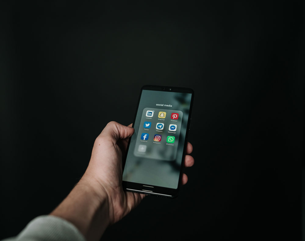 Smartphone con le icone delle principali app social